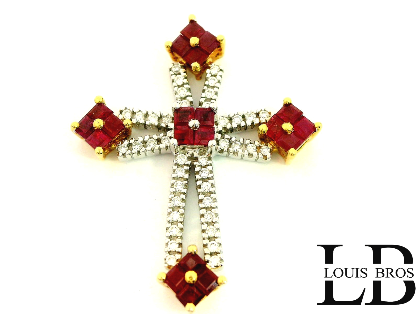 Ontdek de perfecte balans tussen elegantie en symboliek met dit schitterende bicolor gouden kruis van 14 karaat goud (3.96 gr), rijkelijk bezet met fonkelende diamanten en dieprode robijnen. Een verfijnd unisex sieraad dat zowel kracht als verfijning uitstraalt, ideaal voor wie houdt van opvallende en betekenisvolle juwelen.

Het kruis is vervaardigd uit bicolor goud – een prachtige combinatie van wit- en geelgoud – en bezet met een dubbele rij briljant geslepen diamanten voor een luxueuze schittering. De uiteinden en het middelpunt zijn verfraaid met vierkante robijnen, elk gezet in geelgouden griffen, wat een stijlvol contrast en een rijke kleuraccent geeft aan het geheel.

Kenmerken:

Materiaal: 14 karaat bicolor goud (geel- en witgoud)

Edelstenen: Natuurlijke robijnen en briljant geslepen diamanten

Ontwerp: Kruisvorm met centraal en vier uitlopende robijnen, omringd door diamanten

Geslacht: Unisex – stijlvol voor zowel dames als heren

Stijl: Klassiek met een luxe en opvallende uitstraling

Afwerking: Hoogglans gepolijst, sierlijk gezet

Dit exclusieve kruis is meer dan een religieus symbool – het is een verfijnd kunstwerk dat traditie en klasse combineert. Perfect als persoonlijk sieraad of als bijzonder cadeau voor een geliefde.