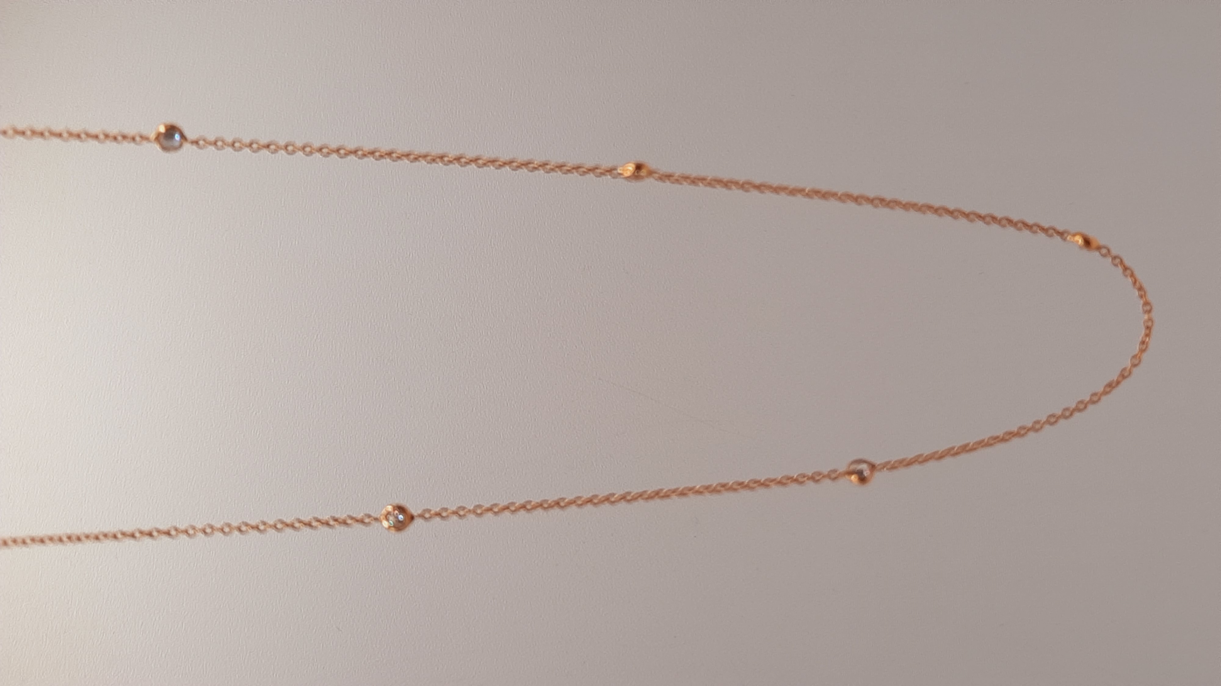 De gouden ketting BREA-RDL-0003969 van 14kt, met een lengte van 44 cm, is een verfijnde Juwelen categorie NECKLACE met een goudkleurige uitstraling. Het heeft een kettingschakelontwerp en is vervaardigd met 18-karaats materiaal. Draag deze elegante ketting alleen voor een subtiele look of combineer met andere kettingen voor een gelaagd effect. Perfect voor elke gelegenheid.