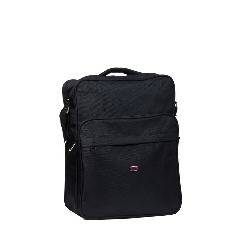 Piace Molto Cross - Flightbag High 1680D – Zwart
De Piace Molto Flightbag High uit de Cross-serie is een robuuste en stijlvolle reistas, ontworpen voor reizigers die comfort en duurzaamheid zoeken. Gemaakt van sterk 1680D nylon en perfect als handbagage voor korte trips of zakelijke reizen.

Productkenmerken:

 Kleur: Zwart (kleurcode: 00)
 Afmetingen: 30 x 20 x 40 cm (L x B x H) – geschikt als handbagage
 Materiaal: Duurzaam 1680D nylon – slijtvast en lichtgewicht
 Indeling: Ruim hoofdvak met diverse opbergvakken voor optimale organisatie
 Draagopties: Comfortabele handvatten en verstelbare schouderband
 Land van herkomst: China (CN)
 Merk: Piace Molto
De ideale flightbag voor onderweg – compact, sterk en praktisch ingericht voor elke reis.
