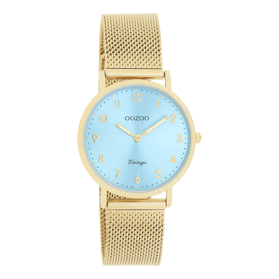 De Oozoo horloge C20348 heeft een goudkleurige metalen mesh band en een blauwe wijzerplaat. Het horloge is nikkelvrij, analoog, en heeft een ronde goudkleurige kast met Arabische cijfers. Geen datum- of lichtfunctie. Perfect voor dagelijks gebruik of formele gelegenheden. Combineer met gouden accessoires voor een klassieke uitstraling. Draag hem los om je pols voor optimaal comfort.