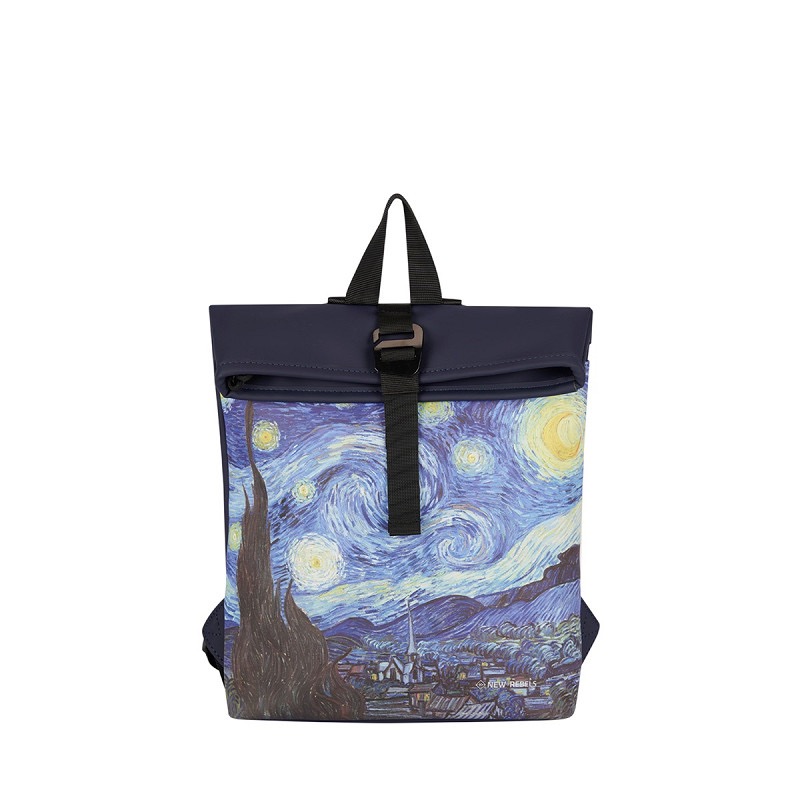 New Rebels Mart Arts - Los Angeles Rolltop Backpack Mini – Starry Night (Royal Blue)
Laat je inspireren door kunst met de Starry Night Rolltop Backpack Mini uit de Mart Arts-serie van New Rebels. Deze compacte rugzak in Royal Blue is een stijlvolle en praktische keuze voor dagelijks gebruik. Het unieke design is een knipoog naar de beroemde schilderstijl van Van Gogh – perfect voor wie van creativiteit houdt.

Productkenmerken:

 Kleur: Royal Blue – kleurcode 22
 Afmetingen: 27 x 8 x 33 cm (L x B x H)
 Materiaal: 100% PU – duurzaam, vegan en waterafstotend
 Sluiting: Rolltop met stevige klikgesp
 Design: Artistiek motief geïnspireerd op het schilderij "Starry Night"
 Formaat: Mini – licht en handig voor onderweg
 Land van herkomst: China (CN)
 Merk: New Rebels
Deze rugzak is ideaal voor wie functionaliteit wil combineren met artistieke flair. Een unieke tas die je outfit laat stralen.