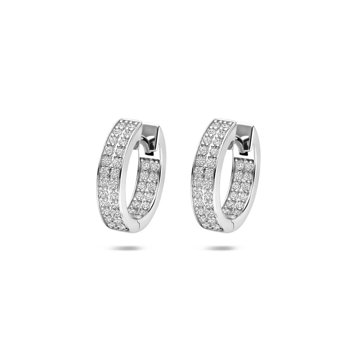 Gerhodineerd 925 zilveren klapoorringen uitgevoerd met zirkonia. De klapoorringen hebben een afmeting van 15x3.5mm.