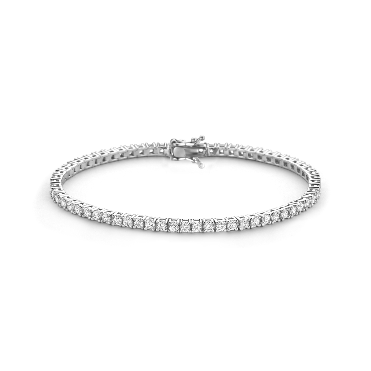 Gerhodineerd 925 zilveren tennisarmband uitgevoerd met zirkonia. De armband heeft een schakelbreedte van 3mm.