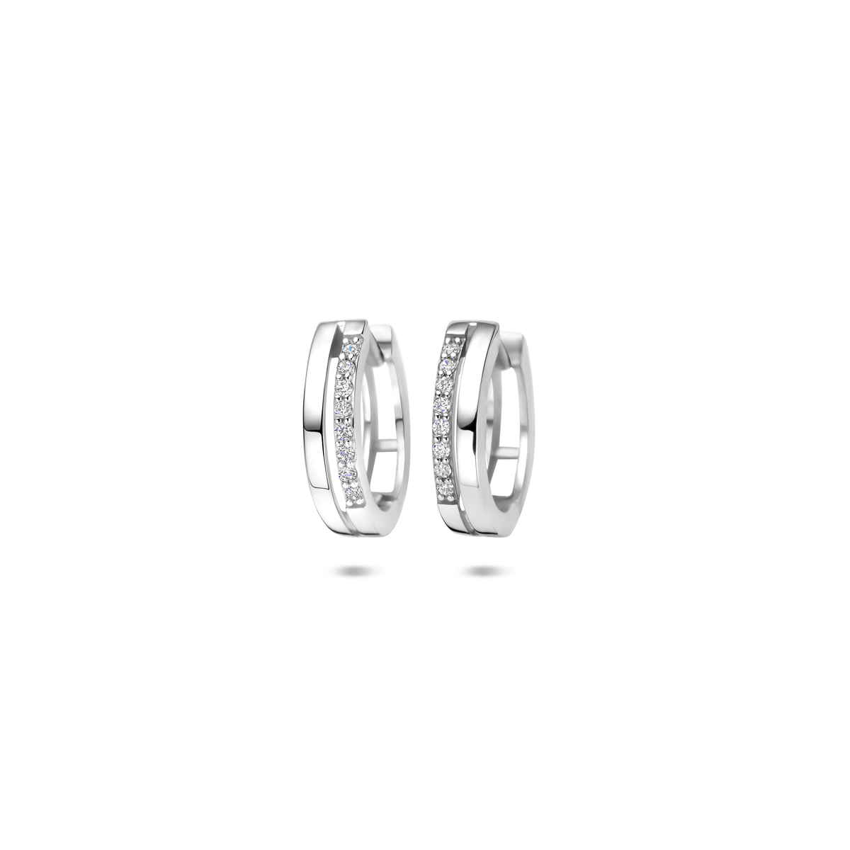 Gerhodineerd 925 zilveren klapoorringen uitgevoerd met zirkonia. De klapoorringen hebben een afmeting van 13x3.0mm.