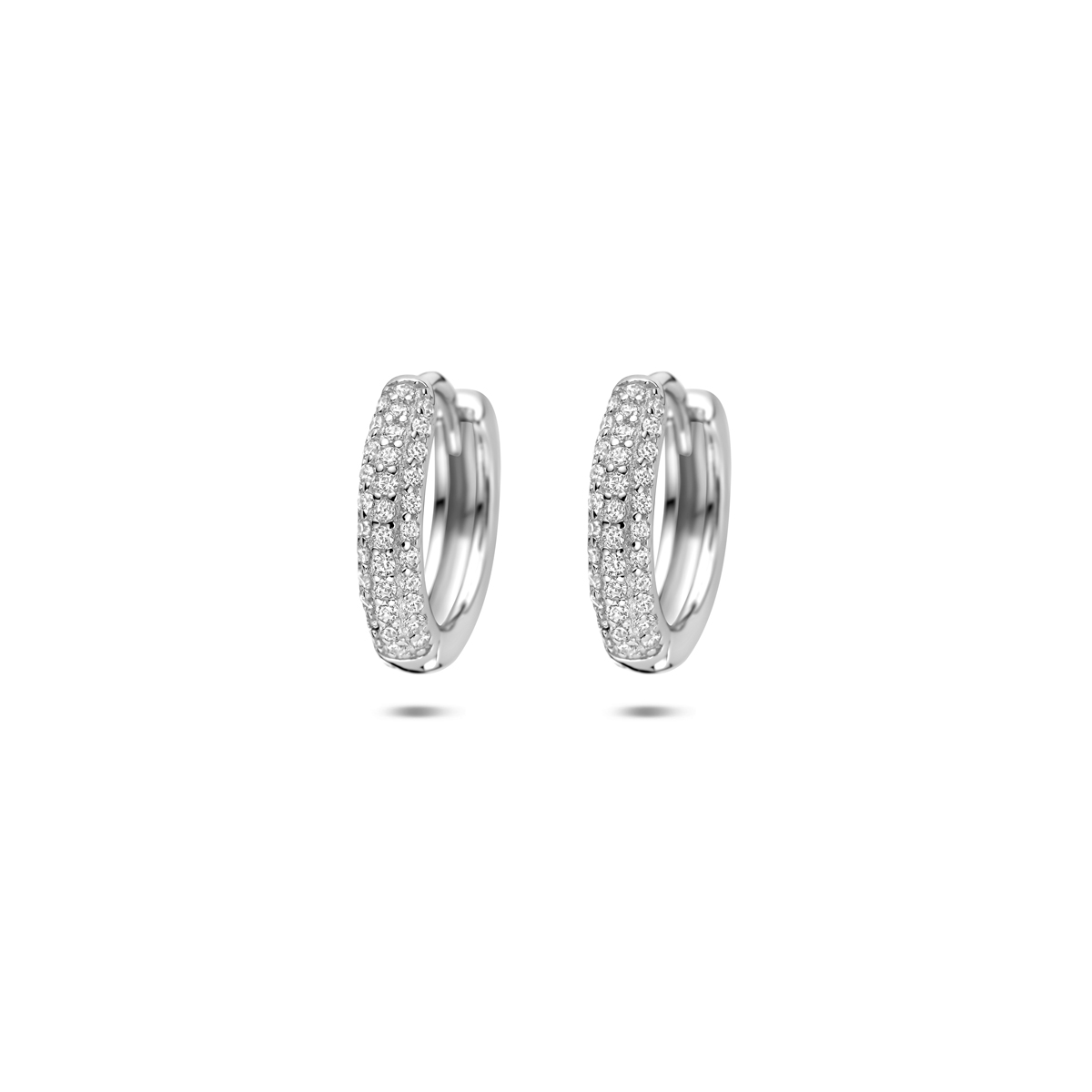 Gerhodineerd 925 zilveren klapoorringen uitgevoerd met zirkonia. De klapoorringen hebben een afmeting van 13.5x3mm.