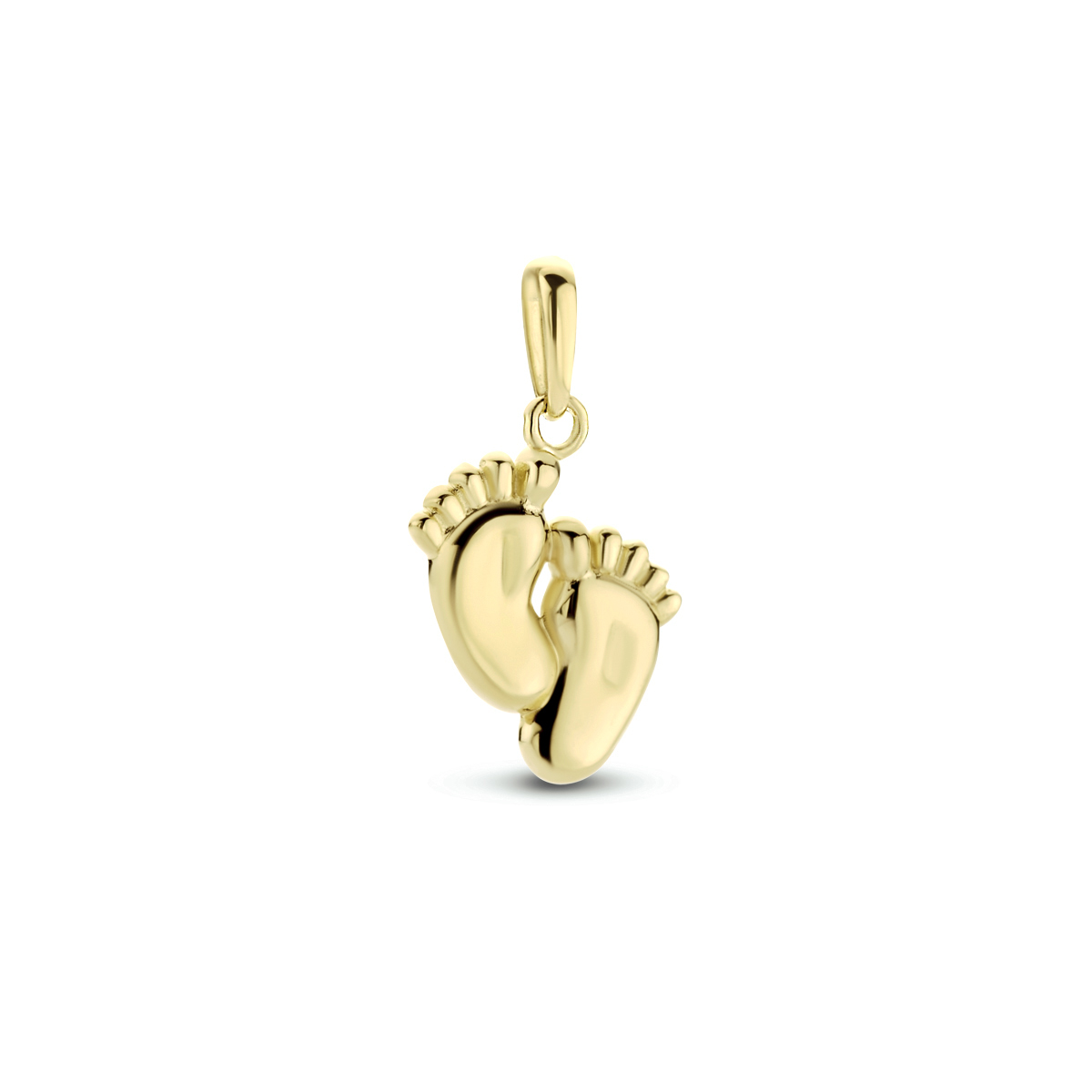 14k Geelgouden hanger uitgevoerd met baby voetjes. De hanger heeft een totale hoogte van 1.8cm en een breedte van 10.5mm.