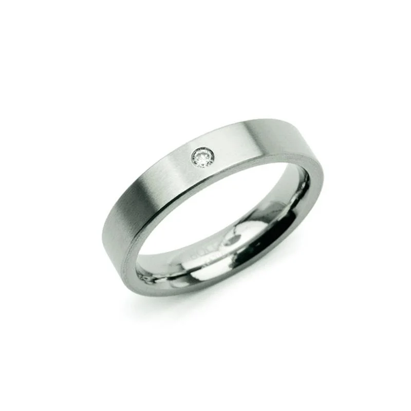 Deze gematteerde ring van Boccia Titanium heeft een, met de hand gezette, diamant. De diamant (0.03 ct) in dit sieraad zorgt voor een sprankelend effect. De 0121-04 is verkrijgbaar in meerdere maten, heeft een bolle binnenkant en is 4,5mm breed. Een uniek en stijlvol exemplaar dat ideaal te combineren is met andere sieraden.