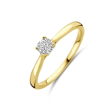 14k Geelgouden ring uitgevoerd met lab grown diamant. De ring heeft een breedte van 4mm. Het diamantgewicht is 0.25ct. Lab grown diamanten zijn diamanten die ontstaan in een laboratorium. Onder extreem hoge druk en temperatuur wordt het natuurlijk ontstaansproces nagebootst met als eindresultaat een diamant met dezelfde chemische eigenschappen maar met een andere oorsprong.