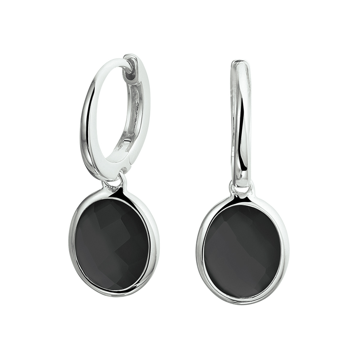 Chique gerhodineerd zilveren oorringen uitgevoerd met schitterende onyx hangers en een stevige scharnier sluiting. De klapoorringen hebben een totale hoogte van 2.6cm en de hanger heeft een afmeting van 14.5x10mm.