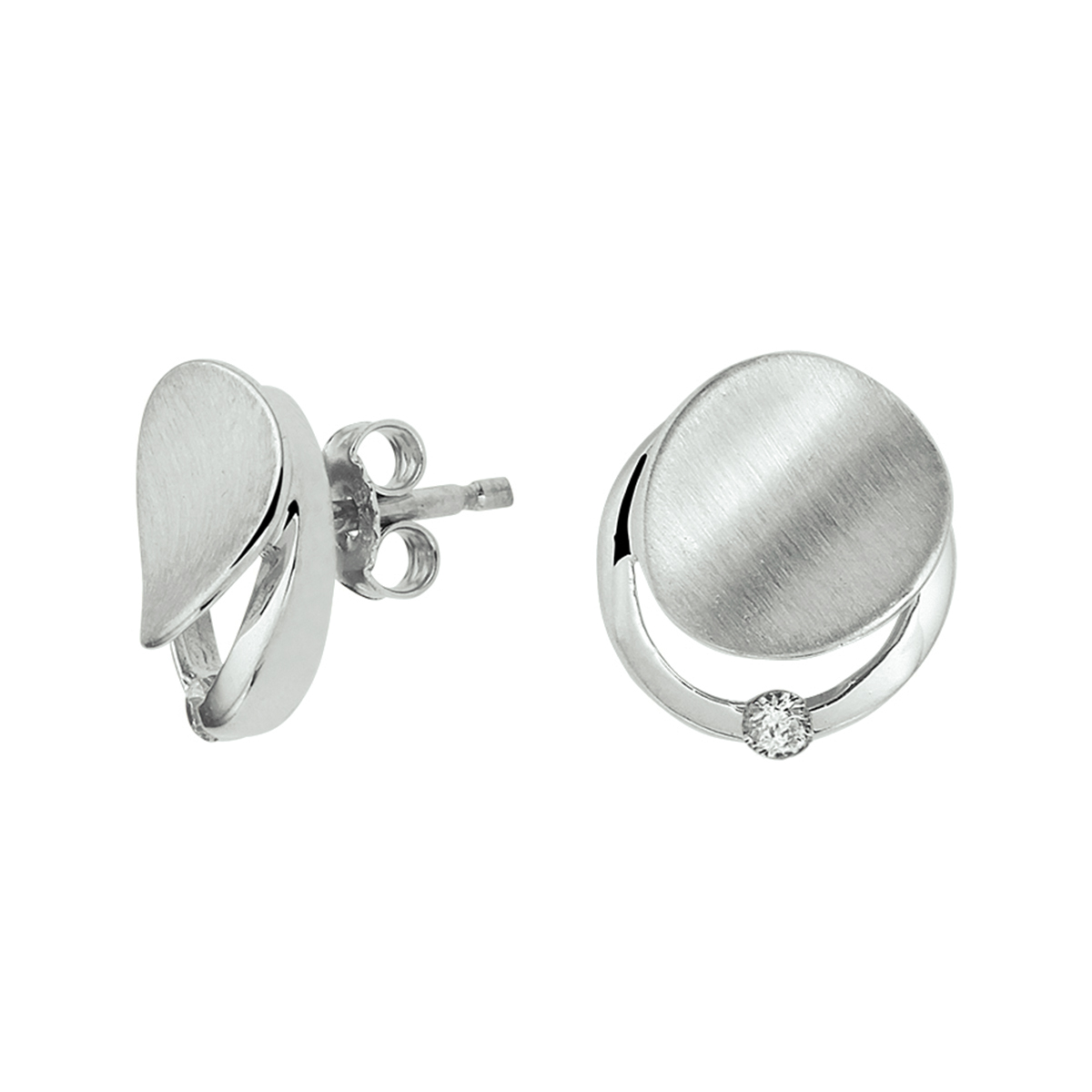 Gerhodineerd zilveren oorknoppen uitgevoerd met een schitterende zirkonia. De oorknoppen hebben een afmeting van 12x10.5mm. Info: Gerhodineerd zilver is door de rhodiumlaag beter bestand tegen verkleuren en krassen.