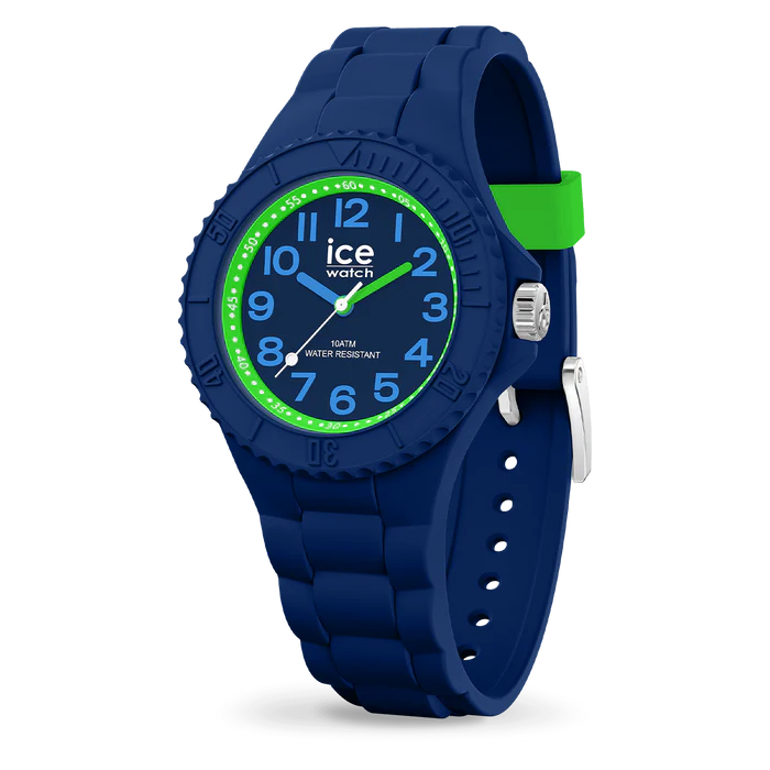 De ICE hero blue raptor is ideaal om de tijd te leren lezen en tovert een glimlach op alle kleine kampioenen! Dit kleine blauwe silicone horloge met fluogroene details is trendy, kleurrijk en gemakkelijk leesbaar dankzij de grote cijfers! Zijn pluspuntje? Een fel blauw silicone bandje, voor nóg meer stijl en comfort rond je pols. Met dit leuke en assertieve horloge om de pols ontpopt je kleine zich tot het coolste kind op de speelplaats