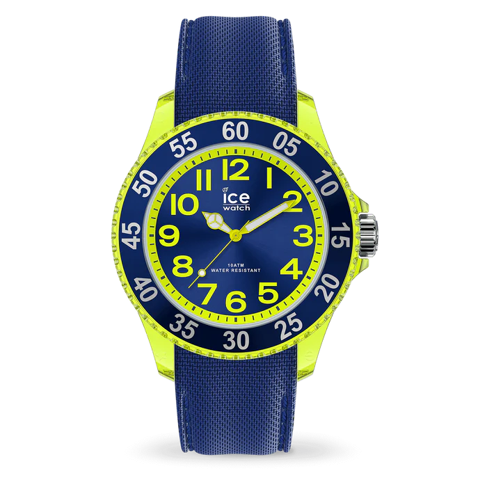 De ICE cartoon spaceship is ideaal om de tijd te leren lezen en tovert een glimlach op alle kleine kampioenen! Dit kleine koningsblauwe silicone horloge met fluorgele details is trendy, kleurrijk en gemakkelijk leesbaar dankzij de grote cijfers! Zijn pluspuntje? Een fel blauw silicone bandje met textuur, voor nóg meer stijl en comfort rond je pols. Met dit leuke en assertieve horloge om de pols ontpopt je kleine zich tot het coolste kind op de speelplaats.