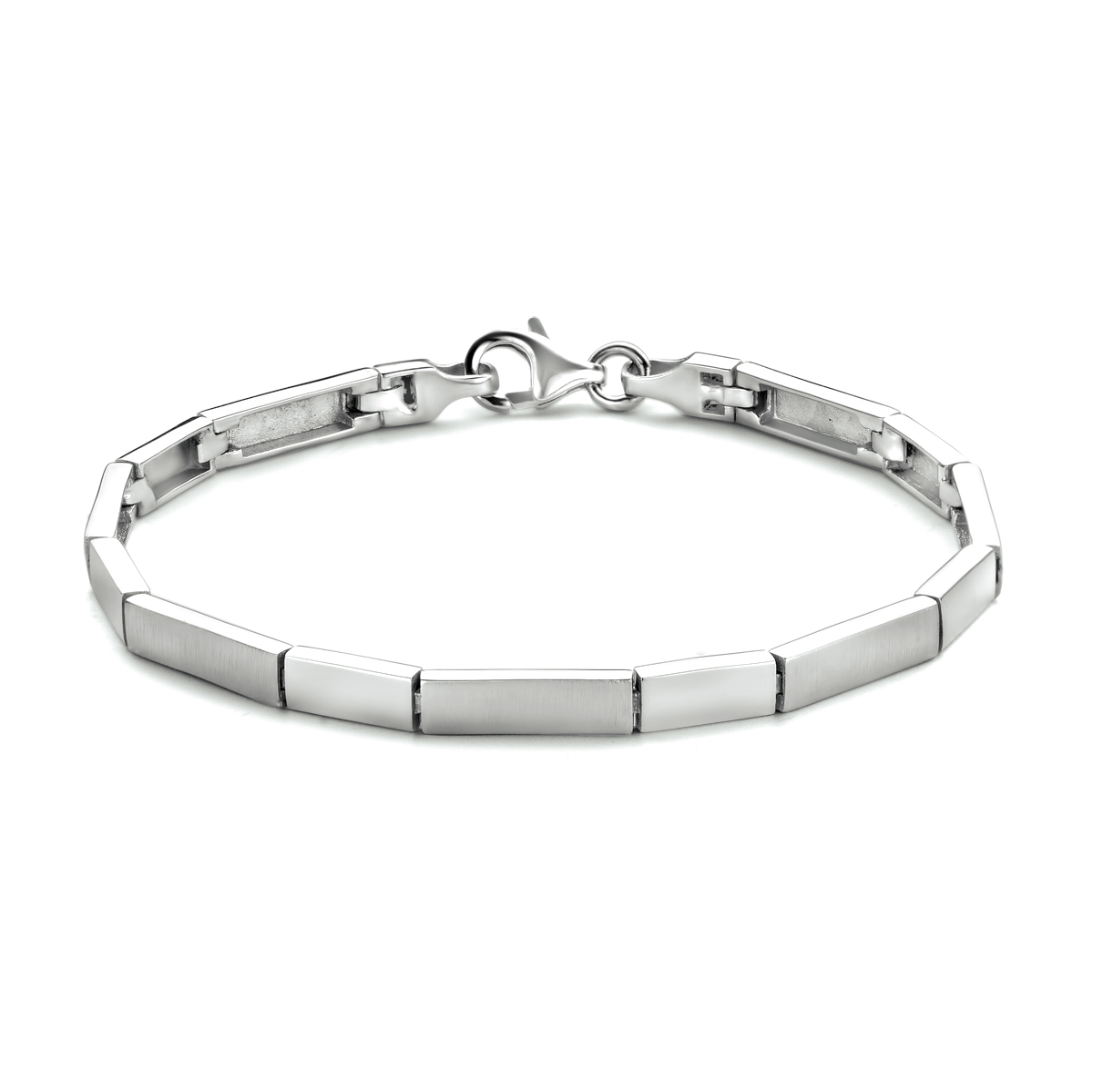 De Huismerk Zilveren Armband is een elegante zilverkleurige armband van 11 gram met een breedte van 4,3 mm. De rhodium plating zorgt voor een prachtige glans. Voorzien van een karabijnsluiting en een lengte van 190 mm. Perfect te dragen als subtiele aanvulling bij zowel casual als formele outfits.