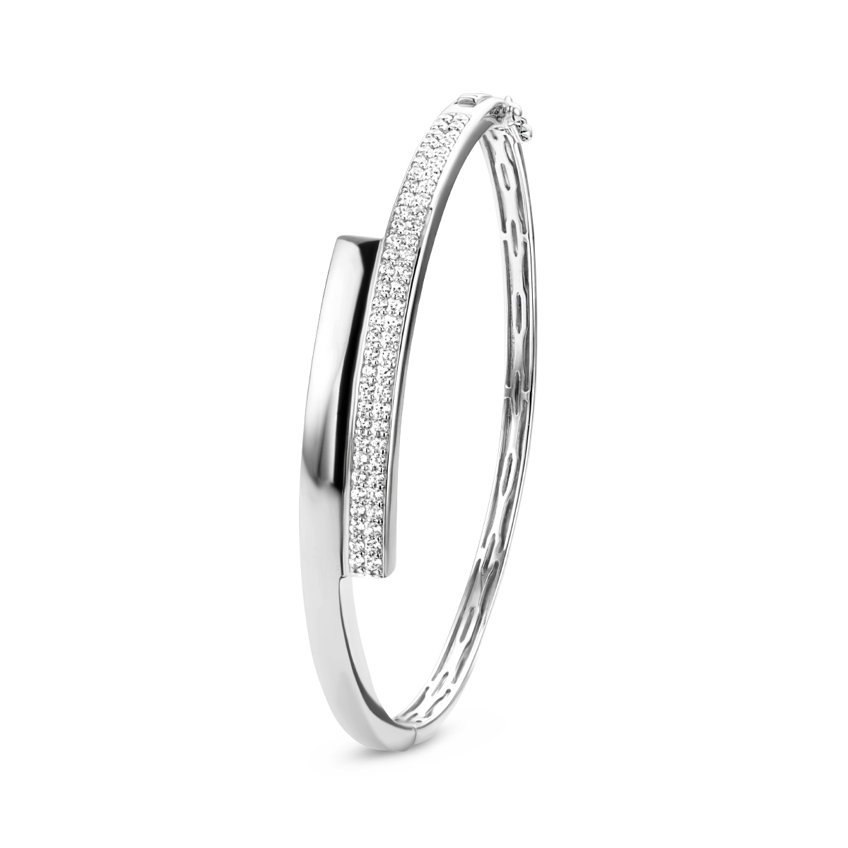 Gerhodineerd 925 zilveren bangle uitgevoerd met een schitterend zirkonia vlak. De bangle heeft een diameter van 61mm en een breedte van 9.5mm