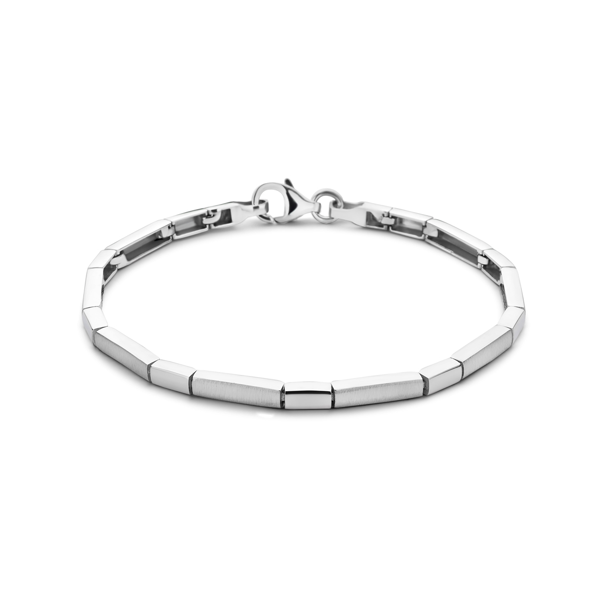 De Huismerk zilveren armband is een prachtig rhodiumgeplateerd sieraad met een gewicht van 9 gram. Deze armband heeft een glanzende zilverkleurige afwerking, een breedte van 3,3 mm en een lengte van 190 mm. Draag deze elegante armband solo of combineer met andere sieraden voor een verfijnde look. Perfect voor elke gelegenheid.