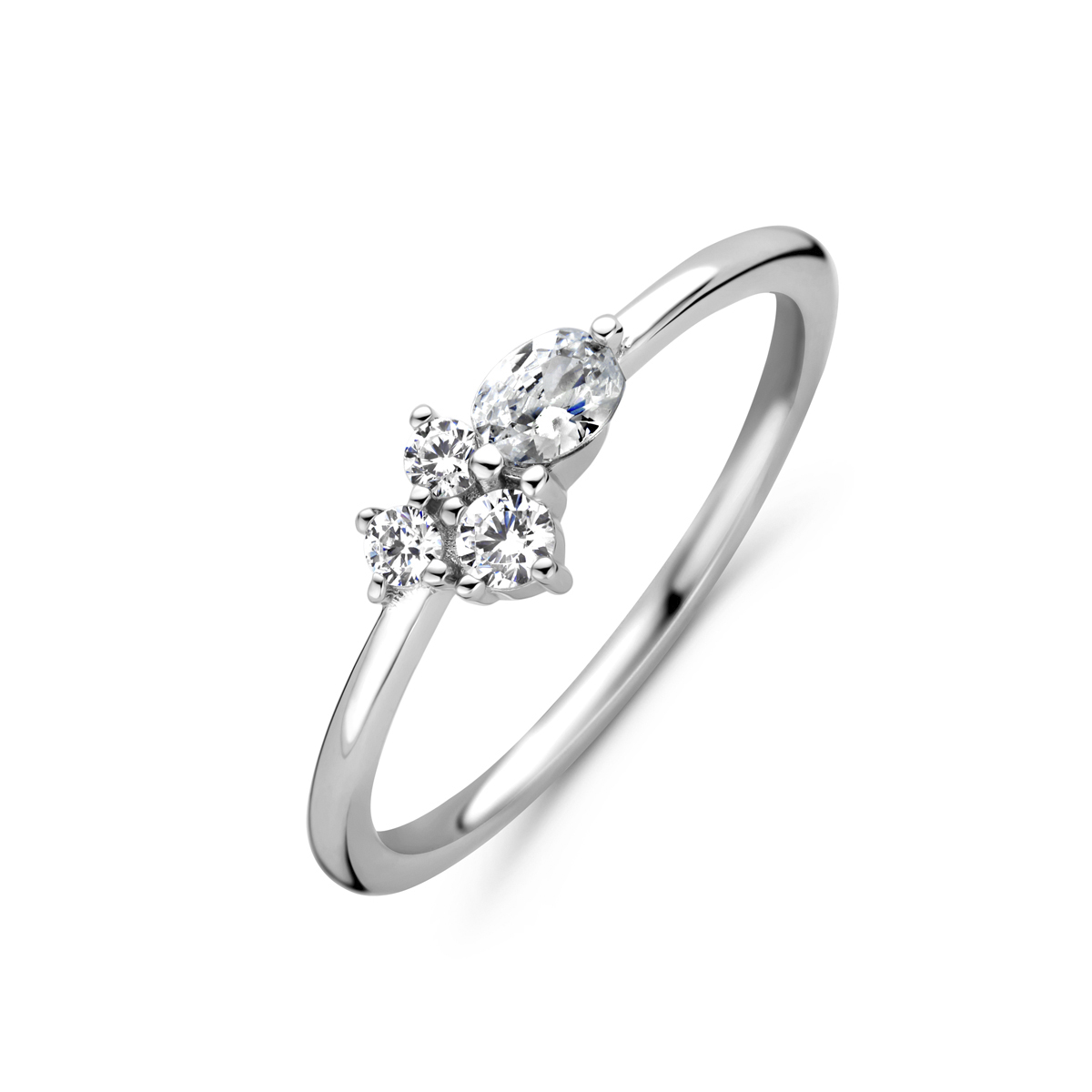 Gerhodineerd 925 zilveren ring uitgevoerd met zirkonia. De ring heeft een breedte van 5.5mm.