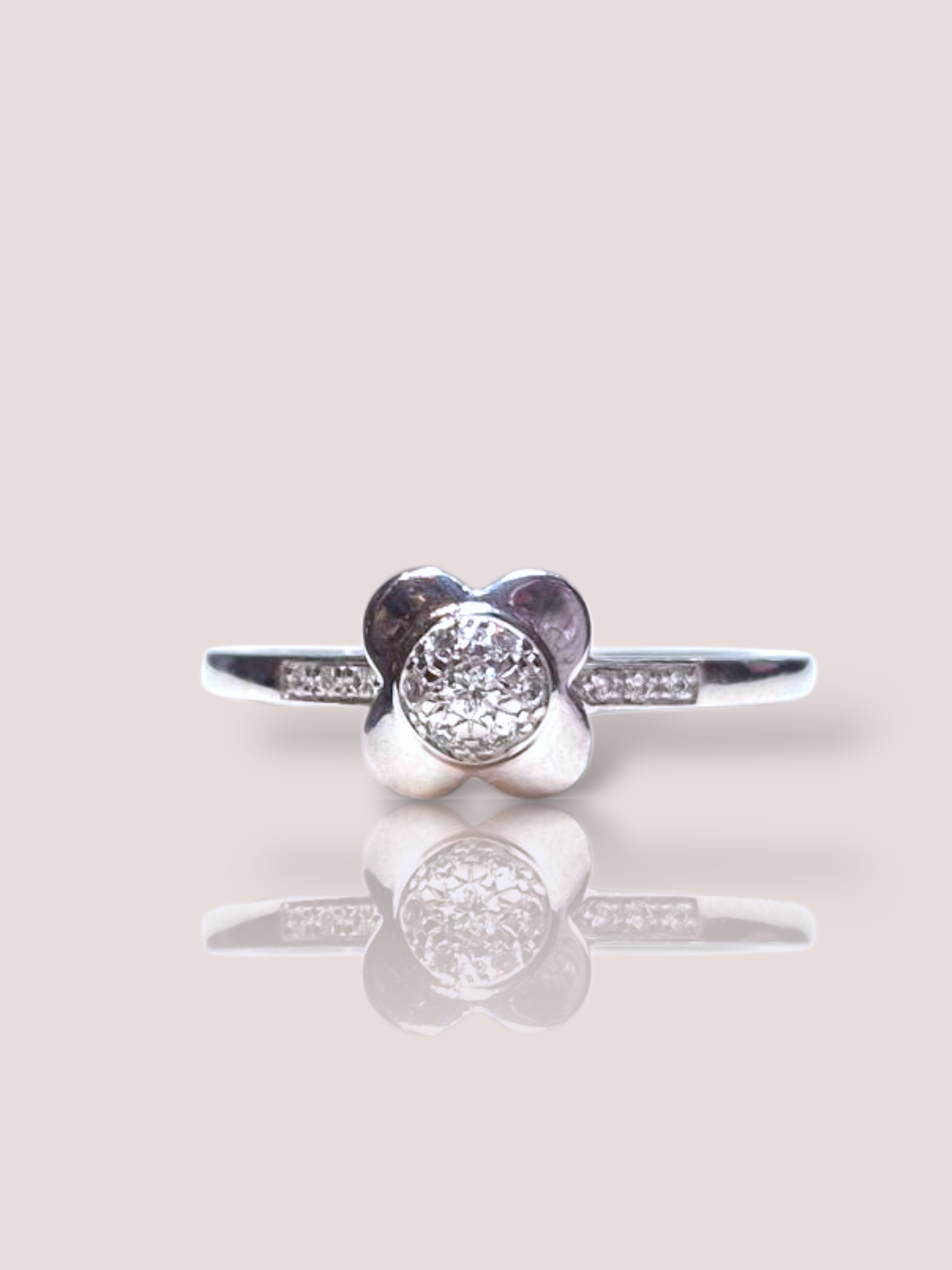 Deze Vintage 18k witgouden Mauboussin Chance of Love ring is een verfijnd sieraad dat luxe en elegantie uitstraalt. Perfect om dagelijks te dragen of bij speciale gelegenheden. Stijlvol te combineren met zowel casual als formele kleding. Draag de ring aan de ringvinger voor een klassieke look of aan de wijsvinger voor een moderne touch.
