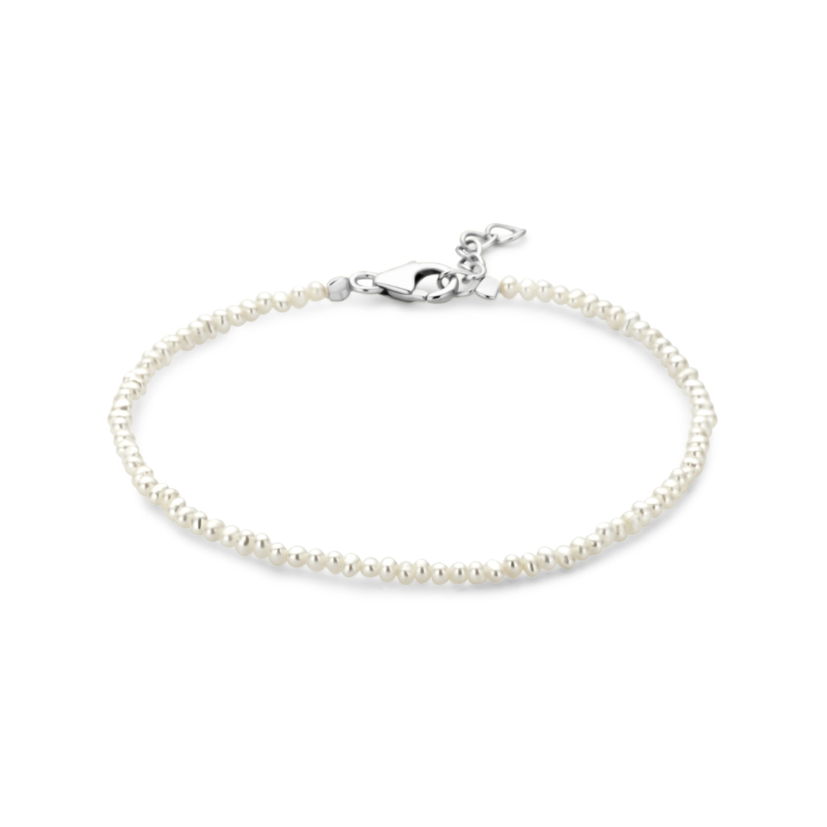 Gerhodineerd 925 zilveren armband uitgevoerd met parels. De armband heeft draaglengte van 16.5cm met 2cm extensie.