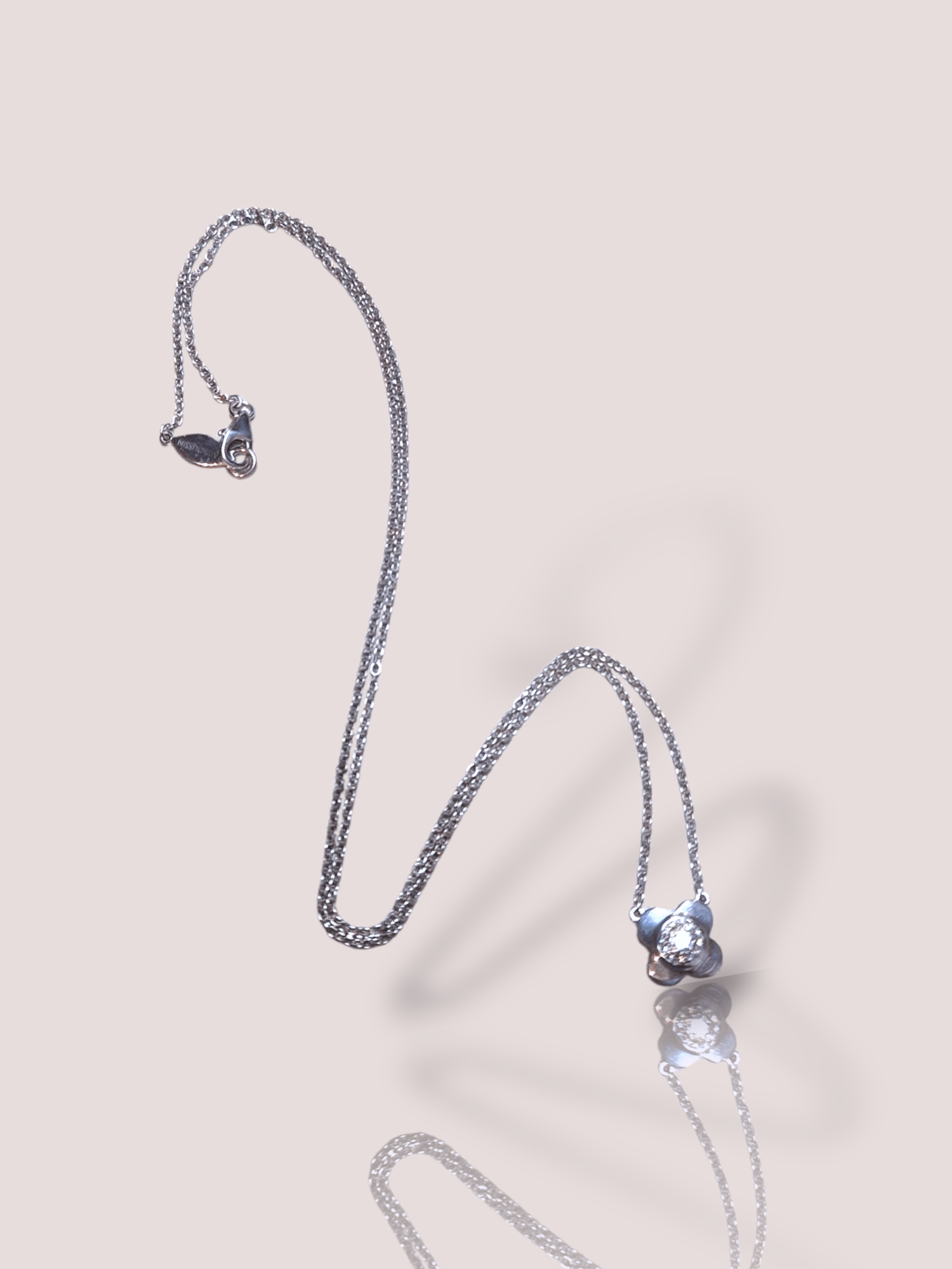 Dit Vintage Mauboussin 18k witgouden Chance of Love collier is een elegant sieraad dat zorgt voor een verfijnde uitstraling. Dit witgouden collier voegt een vleugje luxe toe aan elke outfit. Draag het solo voor een minimalistische stijl, of combineer met andere sieraden voor een gelaagd effect. Perfect voor speciale gelegenheden of dagelijks gebruik.

Het collier bevat een hanger die bevestigt is aan het kettinkje, de hanger bevat 7 diamanten met in totaal een gewicht van 0,11ct.