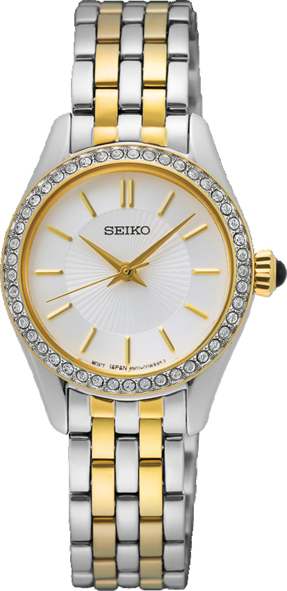 Dit is een dameshorloge van het merk Seiko. Het is een analoog horloge gemaakt van staal. De diameter van de kast is 26 mm en de kast is 7 mm dik.
De verdere specificaties van het horloge zijn als volgt:
Kastvorm: rond
Kastkleur: tweekleurig
Kastmateriaal: staal
Bandbreedte: 12 mm
Bandlengte: 215 mm
Sluiting: vouwsluiting met drukker
Wijzerplaatkleur: wit
Glassoort: hardlex mineraal glas
Techniek: quartz