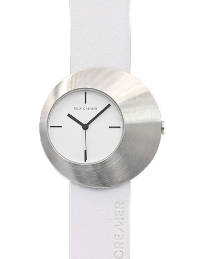 Mooi asymmetrisch vorm gegeven horloge met witte wijzerplaat en wit leren band.