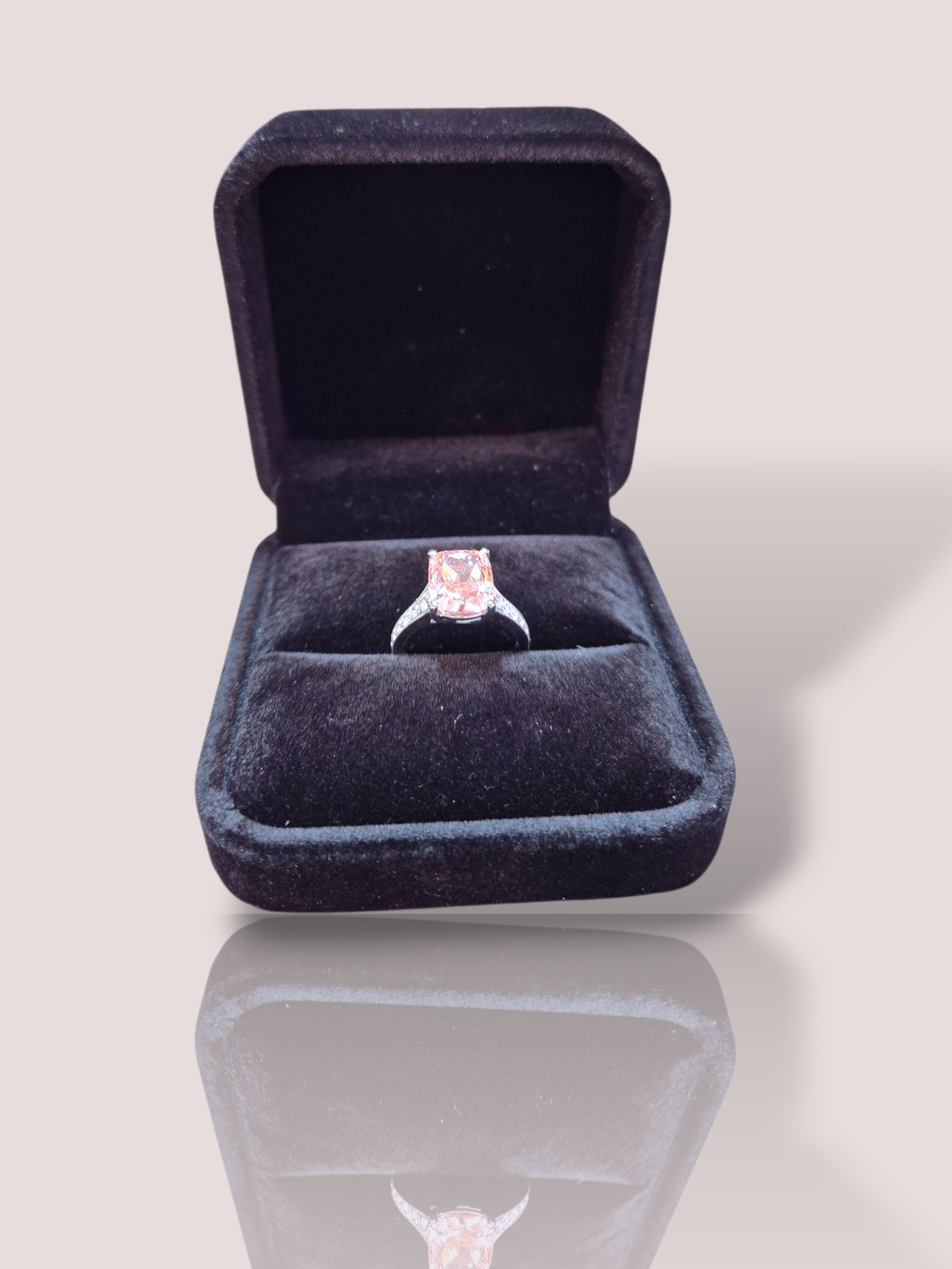 Deze House of Bruens Fancy Vivid Pink lab diamanten ring is een opvallend juweel, speciaal ontworpen als ring. Deze ring valt op door zijn levendige roze labgrown diamant, ideaal om een vleugje luxe toe te voegen. Draag deze ring als middelpunt van je outfit voor speciale gelegenheden of dagelijks voor een elegante touch.

Naast de labgrown diamant bevinden zich ook nog eens diverse natuurlijke witte diamanten. Met ring steel je overal de show!