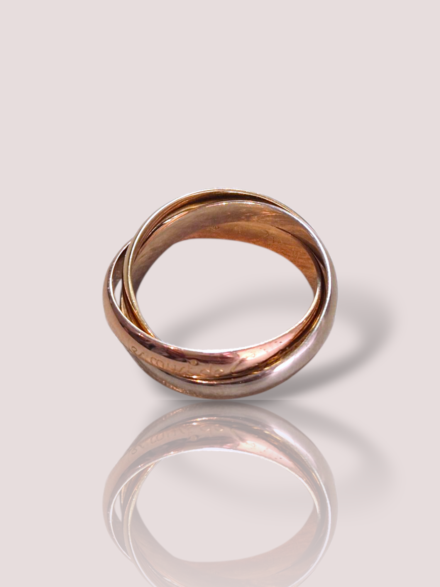 Deze vintage 18K Trinity Cartier ring is een meesterwerk met een uniek ontwerp. Deze ring is een juweel van 18-karaats goud, bestaande uit drie in elkaar verweven banden van roségoud, geelgoud en witgoud. Draag dit iconische stuk als statement accessoire, solo of gecombineerd met andere delicate ringen, voor een elegante en tijdloze uitstraling. Perfect voor elke gelegenheid.

De breedte van de ringen zijn circa 3,4 mm, het gaat hier dus om de medium uitvoering.