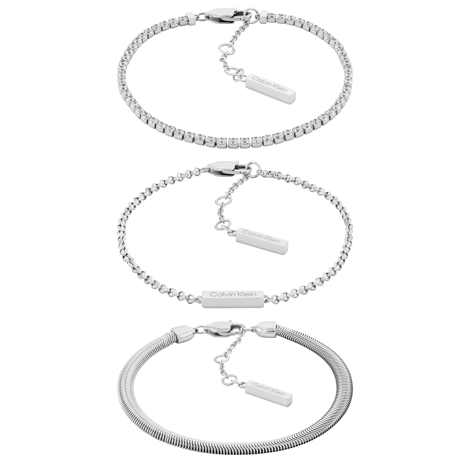 Calvin Klein CJ35000796 Dames Armbandset Staal Deze stalen dames armbanden van Calvin Klein met nr CJ35000796 zijn een musthave voor je collectie. De zilverkleurige stalen set is zeer gevarieerd en bestaat uit 3 armbanden. Een slangenarmband, een tennisarmband en een fijne schakelarmband. Leuk te combineren met andere sieraden uit de serie van Calvin Klein. OVER CALVIN KLEIN Calvin Klein is een wereldwijd lifestylemerk dat gewaagde, vooruitstrevende idealen en een verleidelijke, vaak minimalistische, esthetiek nastreeft. Calvin Klein werd groot in de jaren 70 door haar mode- en merkjeans collecties. In de jaren 80 lanceerde Calvin Klein haar spraakmakende ondergoed dat uitdrukkelijk van logo ’s voorzien was. Vanwege het grote succes is het merk ook succesvol uitgerold in Accessoires, Parfums, Home, Brillen, Golf, Horloges en Sieraden. Sinds de oprichting in 1968 door Calvin Klein, heeft het merk haar reputatie opgebouwd als leider in de Amerikaanse mode, dankzij een cleane esthetiek en innovatieve ontwerpen. Calvin Klein wil haar publiek verleiden en inspireren door middel van provocerende beelden en opvallende ontwerpen die prikkelen. SPECIFICATIES: - Stalen dames armbandset - Slang, tennis en schakelarmband - Zilverkleurig - Glimmend - 21cm
