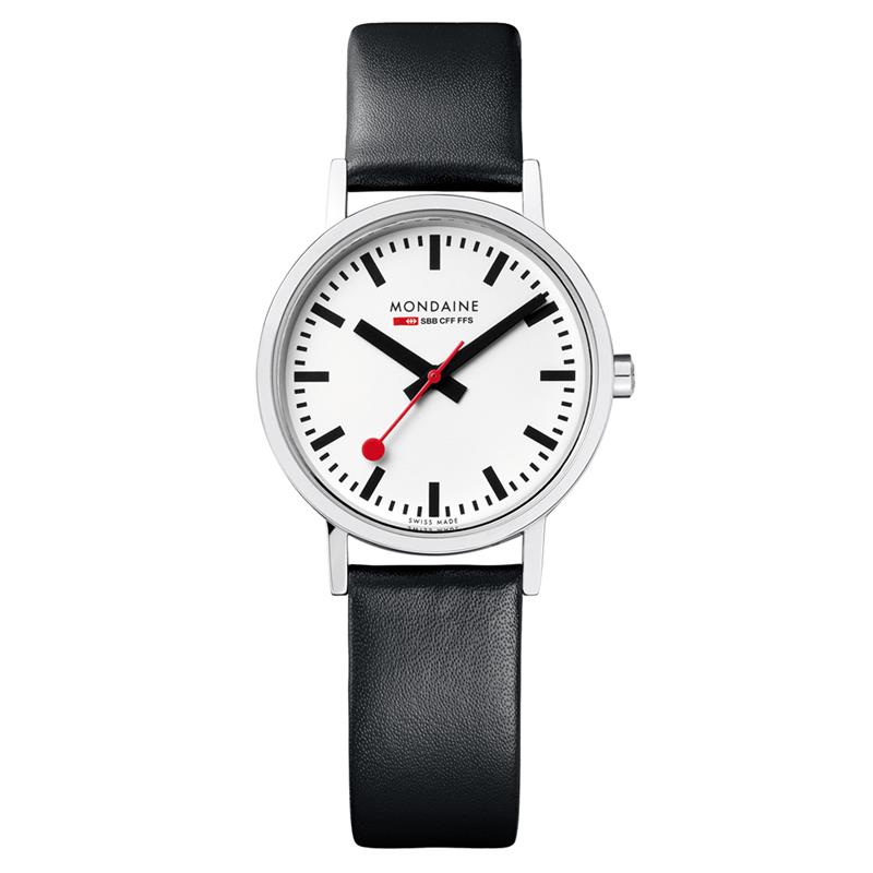 Mondaine M658.30323.11SBB Horloge - Classic - Leer - 30mm
Dit unieke Mondaine horloge met nummer: M658.30323.11SBB uit de Classic serie heeft een elegant uiterlijk. Op de witte wijzerplaat is de uursaanduiding met strepen duidelijk zichtbaar en als blikvanger draait de rode secondewijzer sierlijk in het rond, net als de wel bekende stationsklok. Aan het stalen ronde kastje zit een zwarte leren band met een gespsluiting. Het horloge is Swiss Made, heeft een mineraalglas, een doorsnee van 30mm en is 3ATM. 

Het Merk:
The Official Swiss Railway Watch. Gebaseerd op de offici&euml;le stationsklok van de Zwitserse spoorwegen, is 30 jaar geleden de horlogelijn onder het merk Mondaine opgezet. Zwitserse kwaliteitsuurwerken, net zo punctueel als de Zwitserse treinen. Een echte design klassieker met een unieke wijzerplaat en de wereldberoemde rode secondewijzer met bolletje. Herkenbaar uit duizenden.

Specificaties:
- Mineraalglas
- Witte wijzerplaat
- Zwarte leren band
- Swiss Made
- 3ATM (Regen- & spatwaterdicht)
- &Oslash; 30mm