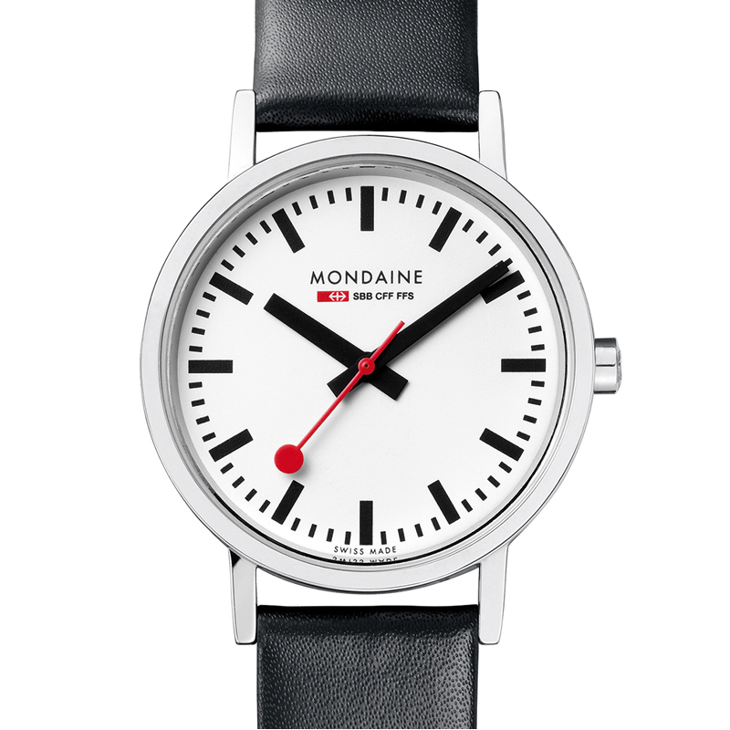 Mondaine M658.30323.11SBB Horloge - Classic - Leer - 30mm
Dit unieke Mondaine horloge met nummer: M658.30323.11SBB uit de Classic serie heeft een elegant uiterlijk. Op de witte wijzerplaat is de uursaanduiding met strepen duidelijk zichtbaar en als blikvanger draait de rode secondewijzer sierlijk in het rond, net als de wel bekende stationsklok. Aan het stalen ronde kastje zit een zwarte leren band met een gespsluiting. Het horloge is Swiss Made, heeft een mineraalglas, een doorsnee van 30mm en is 3ATM. 

Het Merk:
The Official Swiss Railway Watch. Gebaseerd op de offici&euml;le stationsklok van de Zwitserse spoorwegen, is 30 jaar geleden de horlogelijn onder het merk Mondaine opgezet. Zwitserse kwaliteitsuurwerken, net zo punctueel als de Zwitserse treinen. Een echte design klassieker met een unieke wijzerplaat en de wereldberoemde rode secondewijzer met bolletje. Herkenbaar uit duizenden.

Specificaties:
- Mineraalglas
- Witte wijzerplaat
- Zwarte leren band
- Swiss Made
- 3ATM (Regen- & spatwaterdicht)
- &Oslash; 30mm