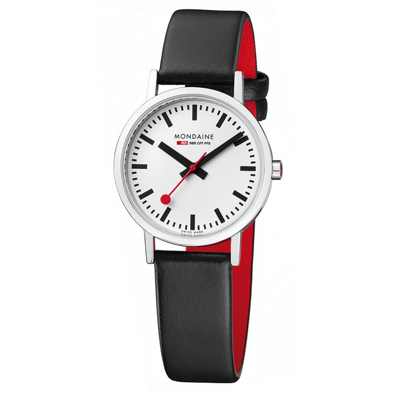Mondaine M658.30323.16SBB Horloge - Classic - Leer - 30mm
Dit unieke Mondaine horloge met nummer: M658.30323.16SBB uit de Classic serie heeft een elegant uiterlijk. Op de witte wijzerplaat is de uursaanduiding met strepen duidelijk zichtbaar en als blikvanger draait de rode secondewijzer sierlijk in het rond, net als de wel bekende stationsklok. Aan het stalen ronde kastje zit een zwarte leren band met gespsluiting. Het horloge is Swiss Made, heeft een mineraalglas, een doorsnee van 30mm en is 3ATM. 

Het Merk:
The Official Swiss Railway Watch. Gebaseerd op de offici&euml;le stationsklok van de Zwitserse spoorwegen, is 30 jaar geleden de horlogelijn onder het merk Mondaine opgezet. Zwitserse kwaliteitsuurwerken, net zo punctueel als de Zwitserse treinen. Een echte design klassieker met een unieke wijzerplaat en de wereldberoemde rode secondewijzer met bolletje. Herkenbaar uit duizenden.

Specificaties:
- Mineraalglas
- Witte wijzerplaat
- Zwarte leren band
- Swiss Made
- 3ATM (Regen- & spatwaterdicht)
- &Oslash; 30mm
