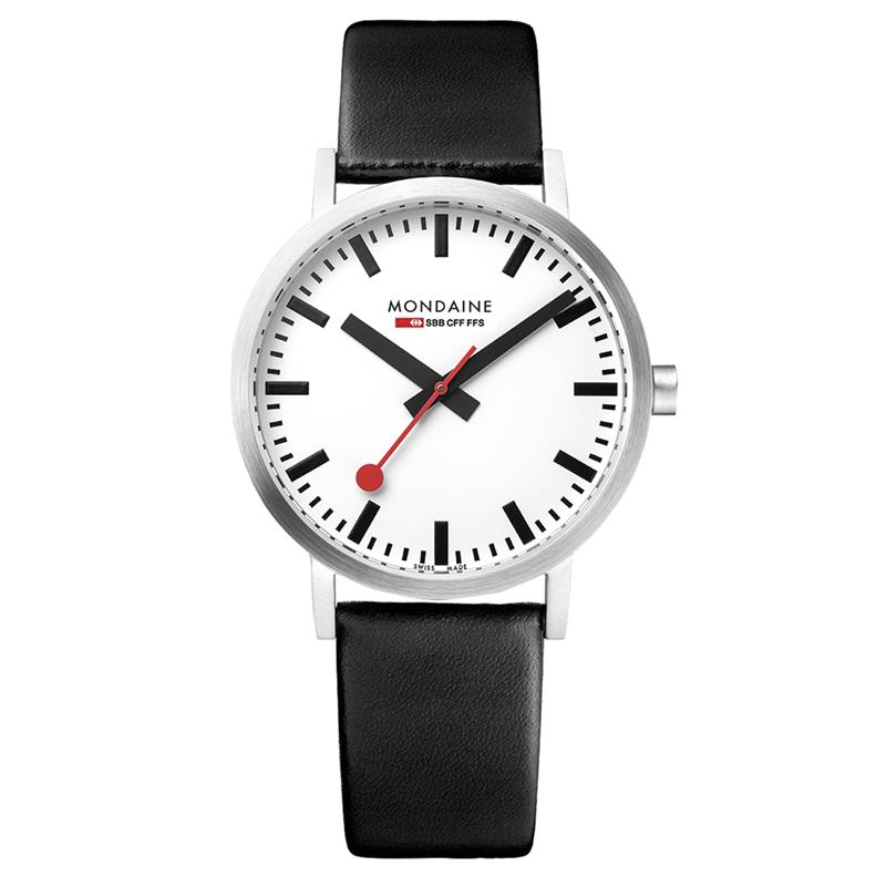 Mondaine M660.30314.16SBB Horloge - Classic - Leer - 36mm
Dit unieke Mondaine horloge met nummer: M660.30314.16SBB uit de Classic serie heeft een elegant uiterlijk. Op de witte wijzerplaat is de uursaanduiding met strepen duidelijk zichtbaar en als blikvanger draait de rode secondewijzer sierlijk in het rond, net als de wel bekende stationsklok. Aan het stalen ronde kastje zit een zwarte leren band met gespsluiting. Het horloge is Swiss Made, heeft een mineraalglas, een doorsnee van 36mm en is 3ATM. 

Het Merk:
The Official Swiss Railway Watch. Gebaseerd op de offici&euml;le stationsklok van de Zwitserse spoorwegen, is 30 jaar geleden de horlogelijn onder het merk Mondaine opgezet. Zwitserse kwaliteitsuurwerken, net zo punctueel als de Zwitserse treinen. Een echte design klassieker met een unieke wijzerplaat en de wereldberoemde rode secondewijzer met bolletje. Herkenbaar uit duizenden.

Specificaties:
- Mineraalglas
- Witte wijzerplaat
- Zwarte leren band
- Swiss Made
- 3ATM (Regen- & spatwaterdicht)
- &Oslash; 36mm
