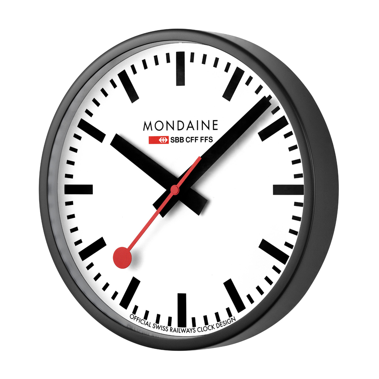 Mondaine M990.CLOCK.12SBB Wandklok Zwart  25cm
Deze Mondaine-klok is een moderne evolutie van de iconische Zwitserse spoorwegklok, ontworpen om de zichtbaarheid en functionaliteit te verbeteren. Met de soepel draaiende, beweegbare wijzers, die met minimale geluidsontwikkeling werken, biedt ze precisie en rust, waardoor ze een perfecte aanvulling zijn op moderne woon,- werk,- slaapruimtes. De klok heeft een fijne mat zwarte aluminium rand met een diameter van 25cm, een quartz uurwerk, een witte wijzerplaat en een gehard mineraalglas. Opvallend is de rode secondewijzer. Maak een statement met deze wandklok.

HET MERK
The Official Swiss Railway Watch. Gebaseerd op de officiële stationsklok van de Zwitserse spoorwegen, is 30 jaar geleden de horlogelijn onder het merk Mondaine opgezet. Zwitserse kwaliteitsuurwerken, net zo punctueel als de Zwitserse treinen. Een echte design klassieker met een unieke wijzerplaat, en de wereldberoemde rode secondewijzer met bolletje. Herkenbaar uit duizenden. De Stop2Go is het paradepaardje van Mondaine. De Zwitserse spoorwegen (SBB) staan bekend om hun punctualiteit en dit is te danken aan het principe van het uurwerk: door 58 seconden iets te snel te lopen en 2 seconden stil te staan op de 12, kan iedere Zwitserse trein exact op het hele uur vertrekken. Terwijl de secondewijzer stilstaat, springt de minutenwijzer een streepje verder. De dubbele aandrijving die dit principe mogelijk maakt, vergt meer energie dan andere uurwerken. Daarom is de Stop2Go, die net zo werkt als de stationsklok, uitgerust met een extra sterke batterij die twee jaar mee gaat.

SPECIFICATIES
- M990.CLOCK.12SBB  
- Wandklok
- Aluminium
- Matte zwarte kast Ø 25cm
- Witte wijzerplaat van de originele stationsklok
- Quartz uurwerk