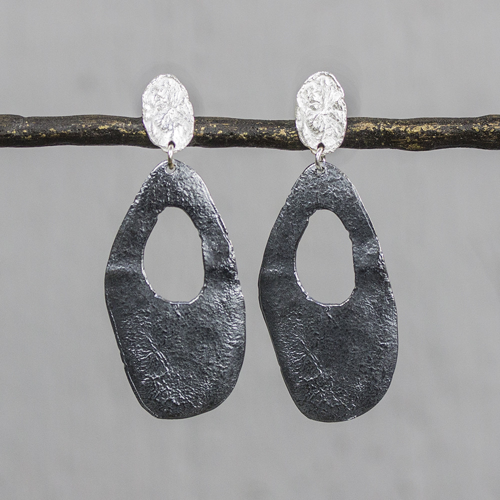 Oorsteker gemaakt van 925 sterling zilver met geoxideerd zilver in een sierlijke vorm. Op dit sieraad is gebruik gemaakt van geoxideerd zilver, dit is een oppervlakte bewerking. Het is mogelijk dat de geoxideerde laag na verloop van tijd door slijtage vervaagd. De glans van 925 sterling zilver maakt het een gewild edelmetaal voor de vervaardiging van sieraden. Het bestaat uit 92,5% puur zilver en 7,5% koper. Puur zilver is een zacht en buigzaam materiaal, het koper in 925 sterling zilver zorgt voor de stevigheid. De sieraden van Jeh Jewels zijn nikkel vrij.