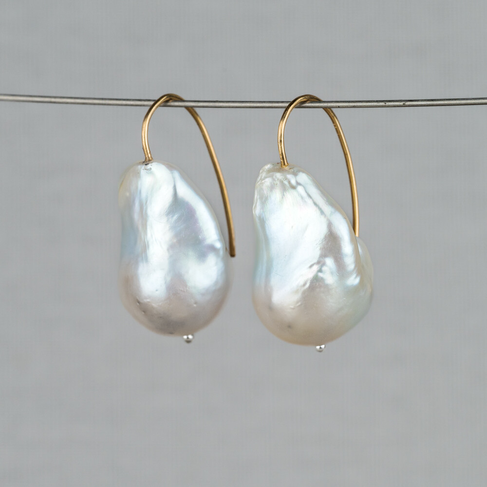 Oorhanger gemaakt van Goldfilled in combinatie met Parel. Parel geeft een zachte en zuiverende energie. Lees alles over de steen via onderstaande button. Combineer deze oorbellen met een mooi collier, armband en ring.