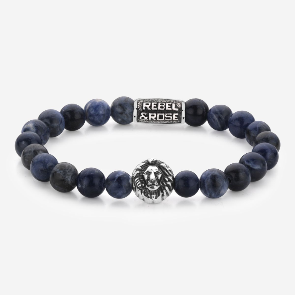 Bead armband, handgemaakt van 8mm blauwe Sodaliet stenen met een antiek-look Lionhead en sluiting. Het Rebel & Rose sieraad is makkelijk te combineren met andere zilveren, leren of kralenarmbanden.