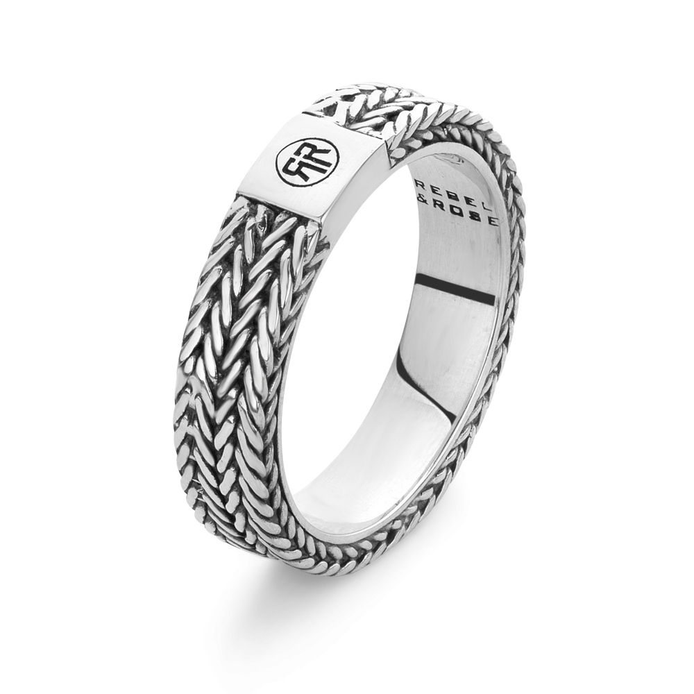 De Proteus is ruim 5 mm breed en heeft 2 banen vlechtwerk. Het vlechtwerk is met de hand gemaakt door de zilversmeden en uitgevoerd in 925 sterling zilver. Het geheel is bevestigd op een gladde zilveren ring. Dit draagt comfortabel, houdt het vlechtwerk schoner en creëert ruimte voor een gravering aan de binnenzijde.