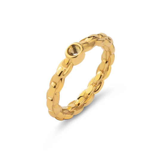 De Melano Twisted Tiffany ring is een stijlvolle schakelring. Doordat de schakels mooi op elkaar aansluiten, is het een gesloten ontwerp. Maak deze stunner af met jouw favoriete Twisted steentje! De Tiffany ring is 4 mm breed en is verkrijgbaar in een zilver-, rose goud- of goudkleurige plating.