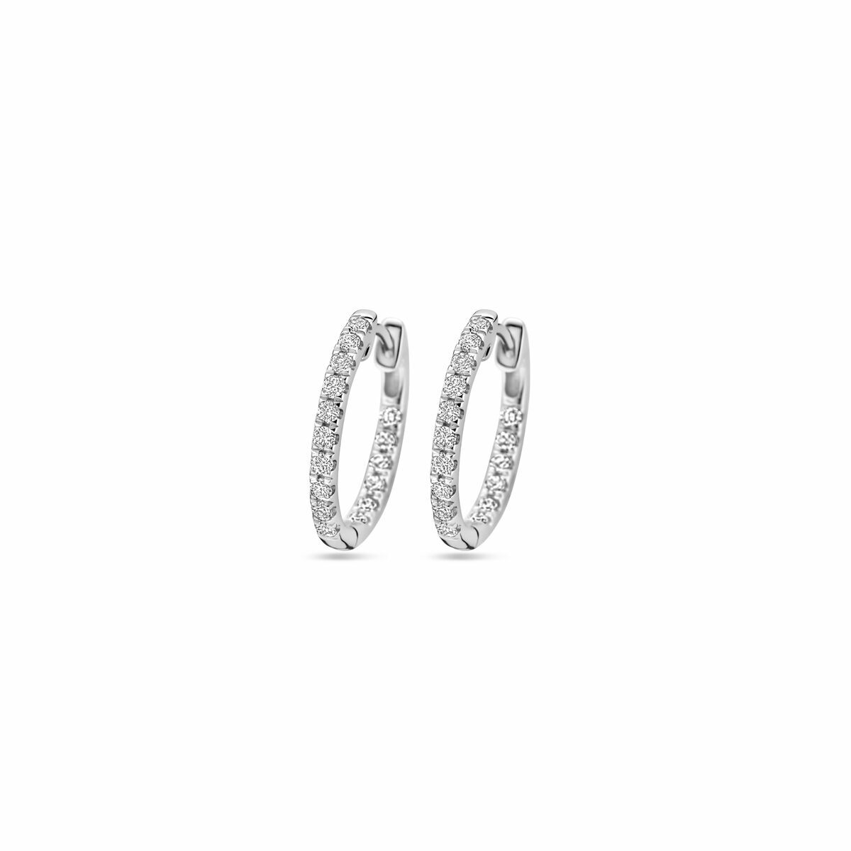 Klapcreolen witgoud 0.46ctLG labgrown diamant 4106338
Gouden oorringen lab grown diamant 0.25ct h si 9,5 mm

14k Witgouden hanger uitgevoerd met lab grown diamant. De hanger heeft een afmeting van 9,5x4,0mm. Het diamantgewicht is 0.25ct. Lab grown diamanten zijn diamanten die ontstaan in een laboratorium. Onder extreem hoge druk en temperatuur wordt het natuurlijk ontstaansproces nagebootst met als eindresultaat een diamant met dezelfde chemische eigenschappen maar met een andere oorsprong.
