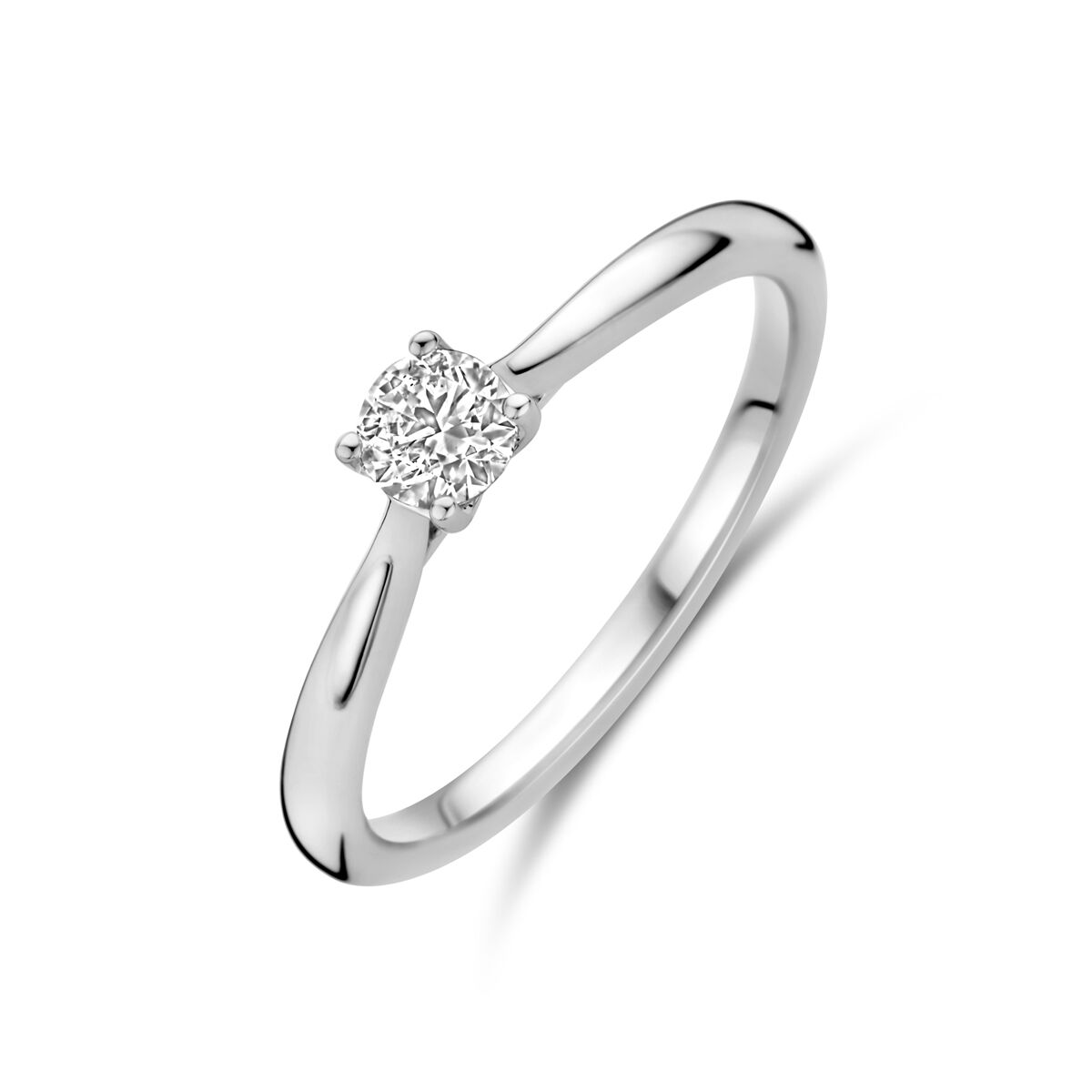 Ring witgoud 0.25ct LG solitair labgrown diamant 4106282
Witgouden ring lab grown diamant 0.25ct h si

14k Witgouden ring uitgevoerd met lab grown diamant. De ring heeft een breedte van 4mm. Het diamantgewicht is 0.25ct. Lab grown diamanten zijn diamanten die ontstaan in een laboratorium. Onder extreem hoge druk en temperatuur wordt het natuurlijk ontstaansproces nagebootst met als eindresultaat een diamant met dezelfde chemische eigenschappen maar met een andere oorsprong.