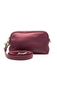 Op zoek naar een mooie, praktische crossbody tas van superzacht leer, met twee aparte ritsvakken? Dan is de Tyler Cross crossbody dames tas echt iets voor jou!

Dit crossbody tasje heeft twee opbergvakken. In het voorste vak bevindt zich een insteekvak en in het achterste vak vind je een extra ritsvakje, waarin je je kostbare bezittingen kunt opbergen.

De crossbody tas voor dames wordt geleverd met een lange, verstelbare schouderband, welke ook nog eens afneembaar is. Zo kun je de tas dus helemaal aanpassen op de situatie, bijvoorbeeld voor een avondje uit of een festival waarbij je alleen de hoognodige essentials mee wil nemen.

