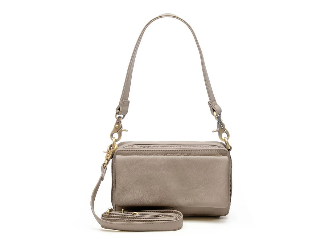 Ben je op zoek naar een leren crossbody tas met handige magneetsluiting? Dan is de Noa Fashion Bag écht iets voor jou!

Met de korte, brede schouderband kun je de crossbody tas op verschillende manieren dragen en past hij bij iedere look!

De rits van deze crossbody tas kan rondom open en heeft twee afzonderlijke vakken, gescheiden door een middenvak met rits. In het voorste vak bevinden zich zes extra vakjes voor je pasjes: zo heb je geen portemonnee meer nodig! Daarnaast bevindt zich in het achterste vak een extra ruimte met rits. Aan de voorzijde zit een extra insteekvak. Kortom: genoeg ruimte voor je spullen!