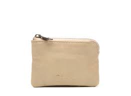 De Diva Wallet is een makkelijke, kleine portemonnee met ritssluiting die perfect bij iedere Chabo tas past!

De kleine portemonnee heeft drie insteekvakken voor je pasjes en een vaste key-ring, voor je sleutels. Zo houd je al je belangrijke spullen bij elkaar en raak je nooit meer iets kwijt!

De portemonnee is gemaakt van zacht leer met antique brass hardware 