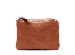 De Diva Wallet is een makkelijke, kleine portemonnee met ritssluiting die perfect bij iedere Chabo tas past!

De kleine portemonnee heeft drie insteekvakken voor je pasjes en een vaste key-ring, voor je sleutels. Zo houd je al je belangrijke spullen bij elkaar en raak je nooit meer iets kwijt!

De portemonnee is gemaakt van zacht leer met antique brass hardware 