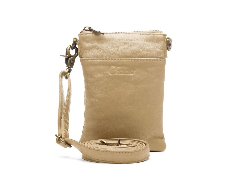 Heb je een prachtige outfit aan, maar geen zakken of extra ruimte voor je telefoon? En wil je niet slepen met een grote tas? Dan is de Diva Phone Bag de perfecte oplossing!

De Diva Phone Bag is een klein tasje voor je telefoon of portemonnee, gemaakt van superzacht leer. Aan de voorzijde zit een extra insteekvak, en ook de achterzijde bevat een extra achtervak met ritssluiting. Zo kun je naast je telefoon, ook nog wat pasjes of geld kwijt. Alles wat je nodig hebt voor een dagje uit!

De lange, leren band is verstelbaar zodat je het kleine tasje van leer kan dragen zoals jij dit prettig vindt. De mooie antique brass hardware maakt het helemaal af!

Size 13,5 x 9