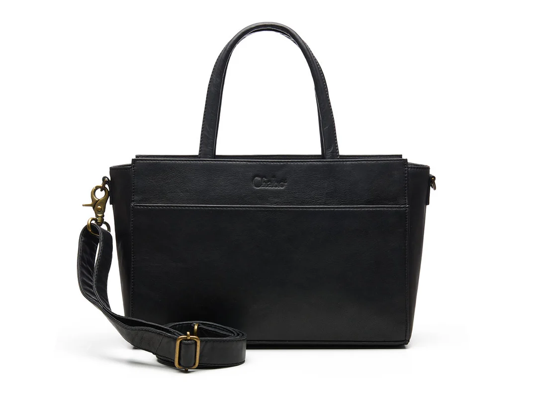 Op zoek naar een hippe handtas, met extra insteekvakken aan de voor- en achterkant? Maak kennis met de Diva Handbag! Deze bijzondere handtas is gemaakt van stevig leer en is gemakkelijk mee te nemen naar werk of school.

De dames handtas heeft korte schouderhengsels en wordt geleverd met een extra lang, verstelbaar cross-over hengsel. Zo kun je hem onderweg ook aan je schouder dragen.

Onder de ritssluiting vind je een groot vak, met extra achtervak en extra insteekvakken, voor bijvoorbeeld je telefoon of portemonnee. De mooie antique brass hardware maakt deze exclusieve handtas helemaal af.

SIZE: 33 x 22 x 10 cm