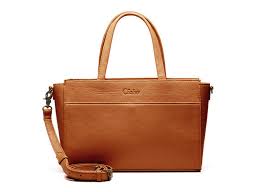 Op zoek naar een hippe handtas, met extra insteekvakken aan de voor- en achterkant? Maak kennis met de Diva Handbag! Deze bijzondere handtas is gemaakt van stevig leer en is gemakkelijk mee te nemen naar werk of school.

De dames handtas heeft korte schouderhengsels en wordt geleverd met een extra lang, verstelbaar cross-over hengsel. Zo kun je hem onderweg ook aan je schouder dragen.

Onder de ritssluiting vind je een groot vak, met extra achtervak en extra insteekvakken, voor bijvoorbeeld je telefoon of portemonnee. De mooie antique brass hardware maakt deze exclusieve handtas helemaal af.

SIZE: 33 x 22 x 10 cm