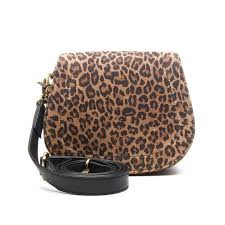 Ben je op zoek naar een trendy cross over tas van stevig leer, waarin je nooit ruimte te kort komt? Shop dan de Susy Saddle Bag: dé musthave voor dit jaar!

Met de lange verstelbare en afneembare band kun je de cross over tas op verschillende manieren dragen. Hierdoor kun je de cross over tas voor dames perfect afstemmen op iedere outfit en gelegenheid.

Aan opbergruimte heb je met deze tas geen gebrek: onder de flap zit een groot opbergvak, met insteekvak aan de voorzijde. Aan de achterkant bevindt zich een extra insteekvakje. Handig voor kleinere items die je niet in het opbergvlak kwijt wil raken.

