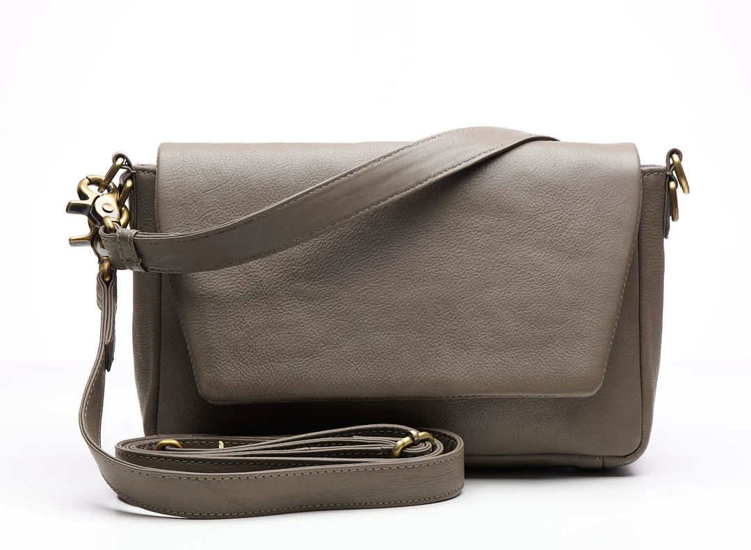 Ben jij op zoek naar een ruime schoudertas voor dames, gemaakt van stevig leer? Dan is de Julia Classic Bag, met overslag flap, met magneet sluiting, dé tas voor jou!

De voorkant van de damesschoudertas sluit via een soepele flap met magneetsluiting. De binnenkant van de tas heeft een ritssluiting, om je kostbare bezittingen veilig te houden. Aan de binnenkant vind je extra vakken, waarvan één met een rits.

Deze leren schoudertas is gemaakt van stevig leer en wordt geleverd met een korte, brede schouderband én een extra lange, verstelbare band. 

SIZE: 27 X 18 X 6 cm

