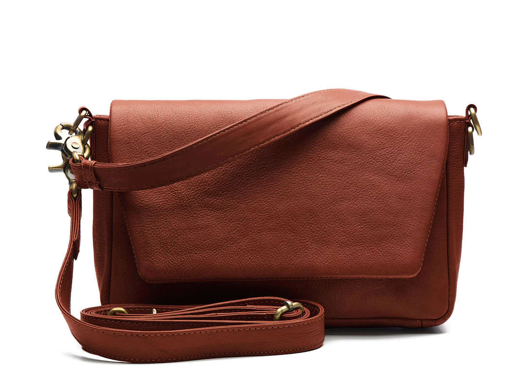 Ben jij op zoek naar een ruime schoudertas voor dames, gemaakt van stevig leer? Dan is de Julia Classic Bag, met overslag flap, met magneet sluiting, dé tas voor jou!

De voorkant van de damesschoudertas sluit via een soepele flap met magneetsluiting. De binnenkant van de tas heeft een ritssluiting, om je kostbare bezittingen veilig te houden. Aan de binnenkant vind je extra vakken, waarvan één met een rits.

Deze leren schoudertas is gemaakt van stevig leer en wordt geleverd met een korte, brede schouderband én een extra lange, verstelbare band. 

SIZE: 27 X 18 X 6 cm

